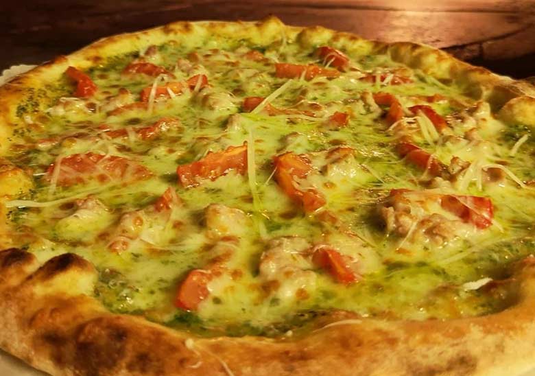 Pizza pesto e pomodorini